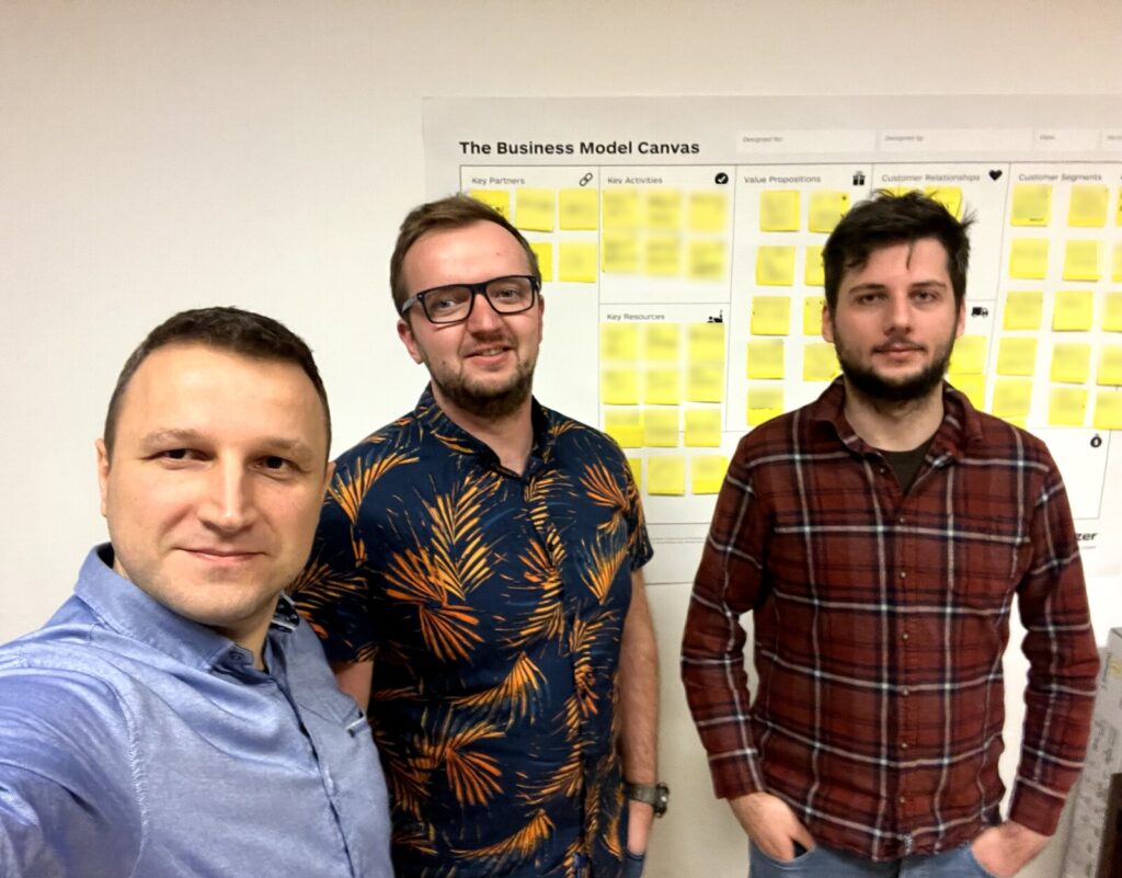 Właściciele firmy B2B po warsztacie strategicznym TechMine przy wypełnionym szablonie modelu biznesowego